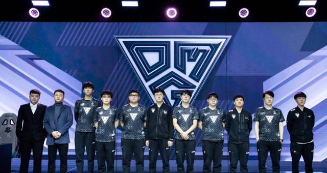 边锋下底后 边锋下底后